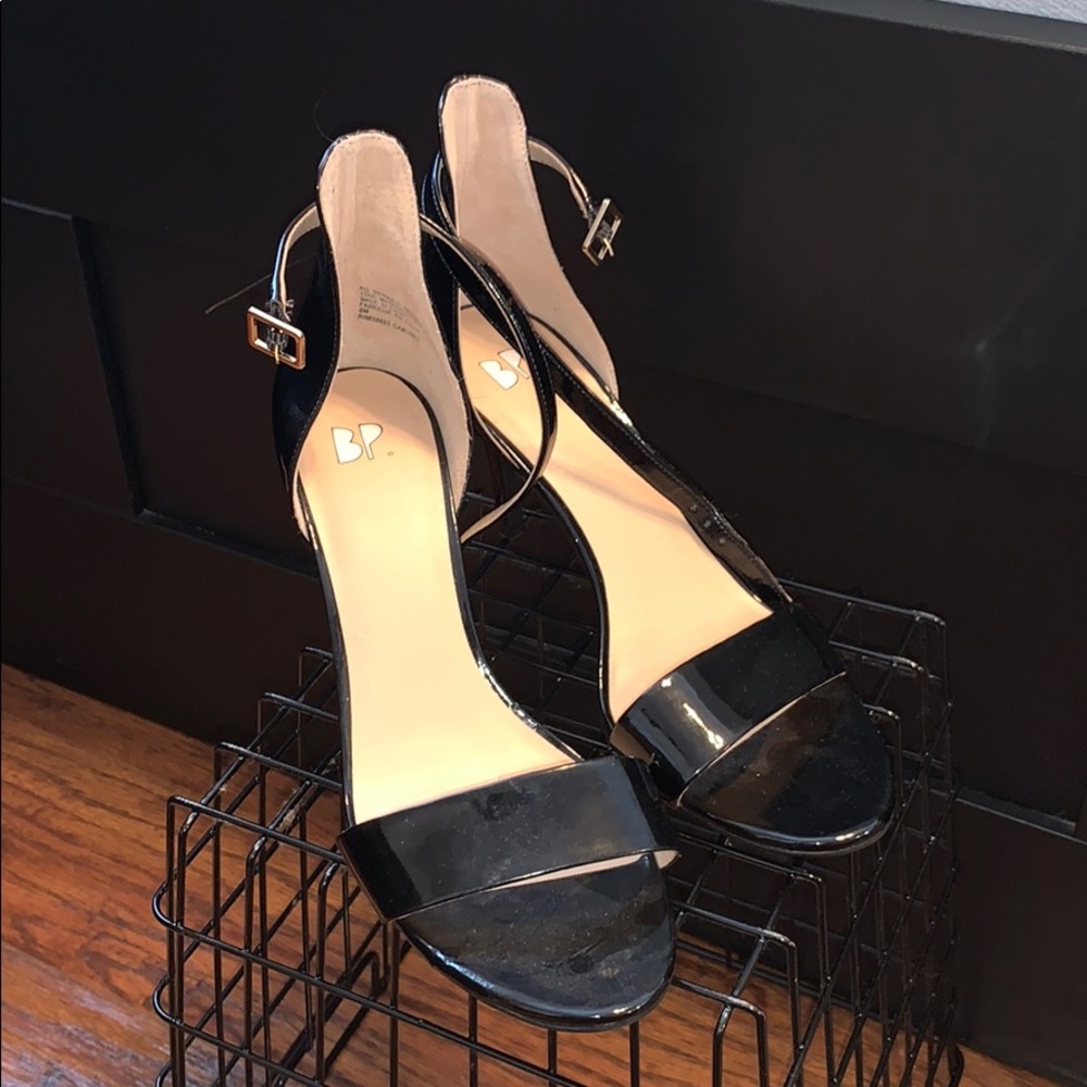 Never worn, black heels with nude interior🥰